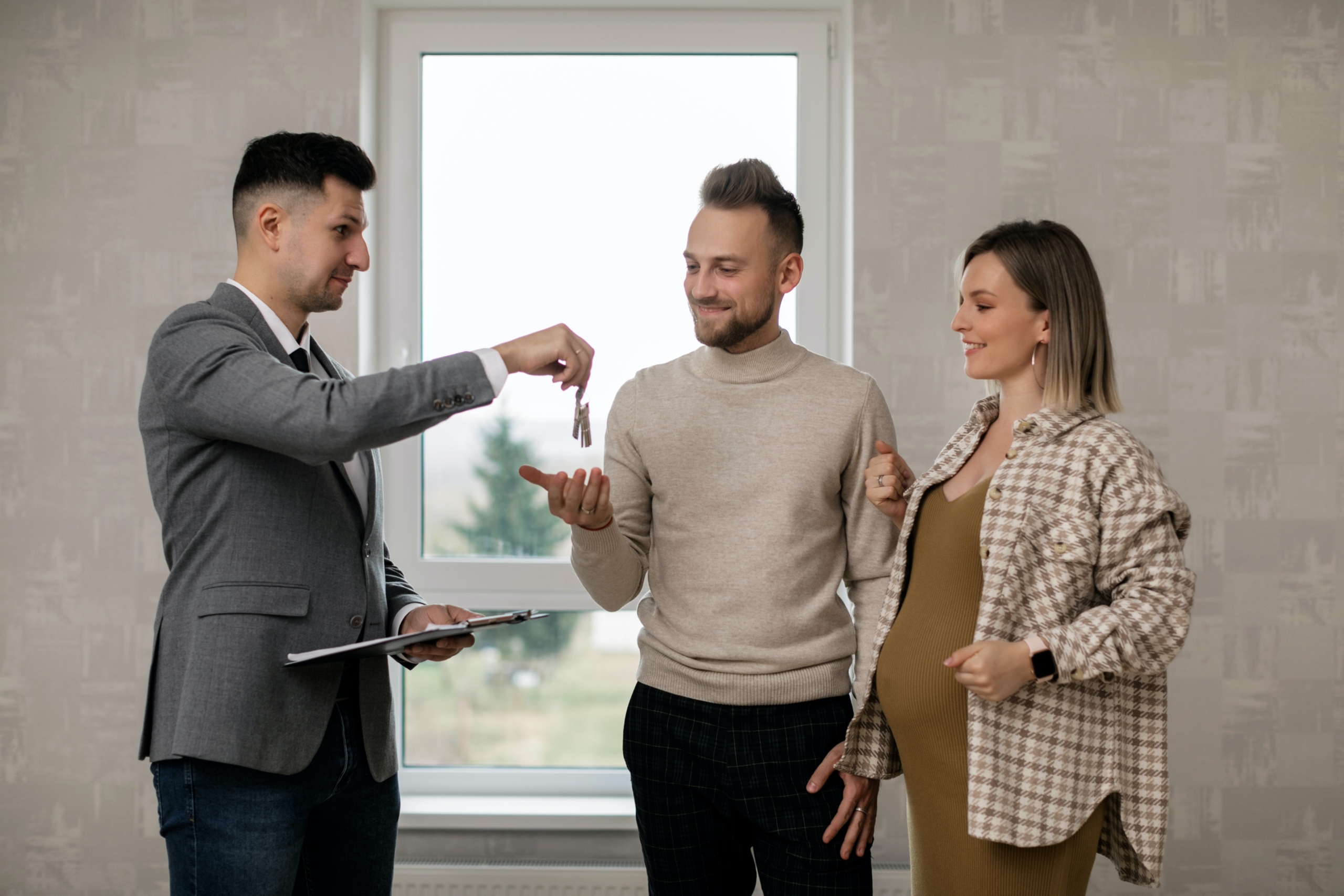 Image of a couple being handed a set of house keys by an estate agent